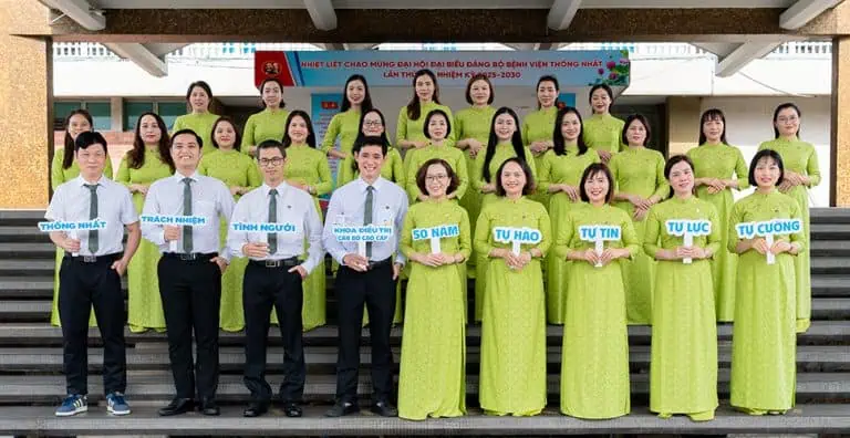 Hình ảnh nhân viên Bệnh viện Thống Nhất chụp cùng tiêu đề "Khoa Điều trị Cán bộ cao cấp".