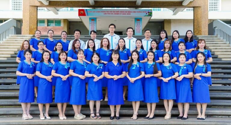 Nhân viên Bệnh Viện Thống Nhất trong trang phục đồng bộ màu xanh.