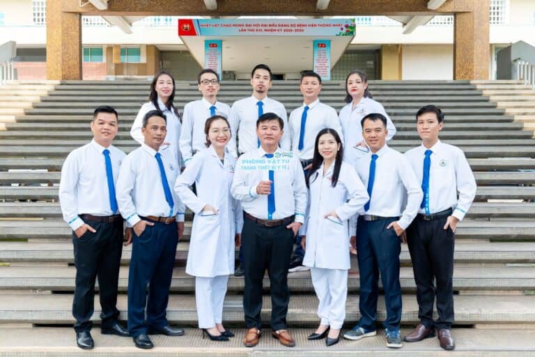 Nhóm bác sĩ và nhân viên y tế tại Bệnh Viện Thống Nhất.