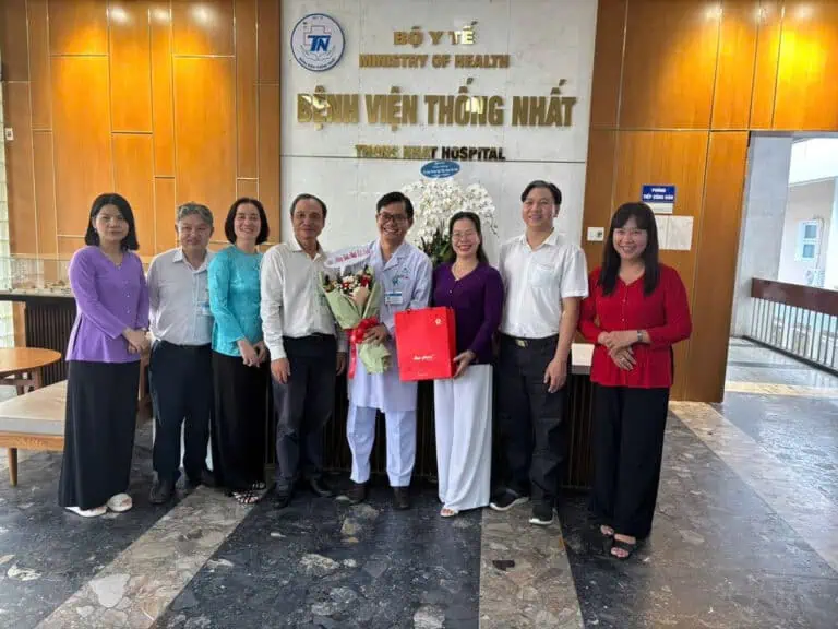 Nhóm nhân viên và bác sĩ tại Bệnh Viện Thống Nhất trong lễ kỷ niệm.