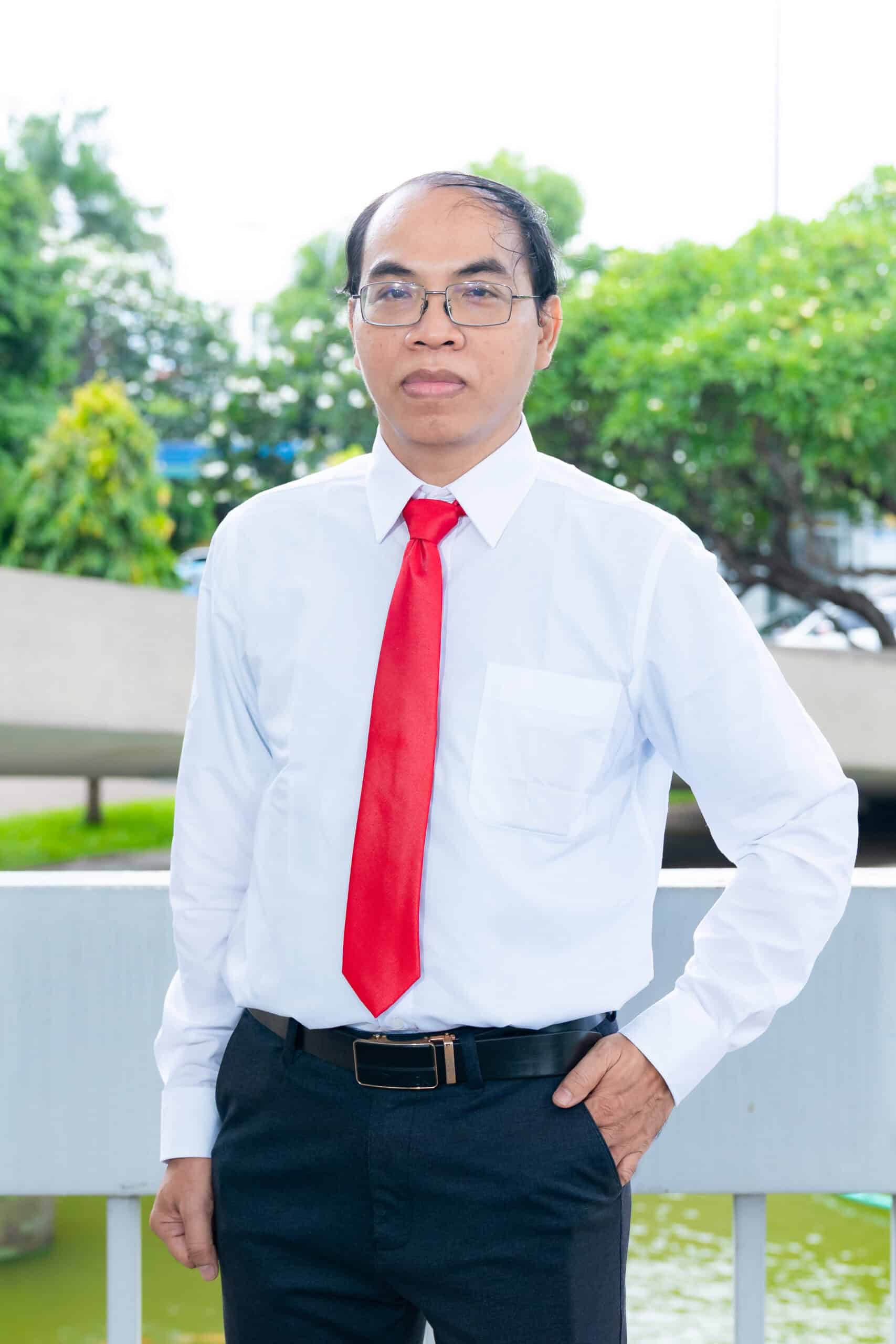 Bác sĩ tại Bệnh Viện Thống Nhất trong trang phục chuyên nghiệp, thể hiện sự tận tâm và chuyên môn ca.
