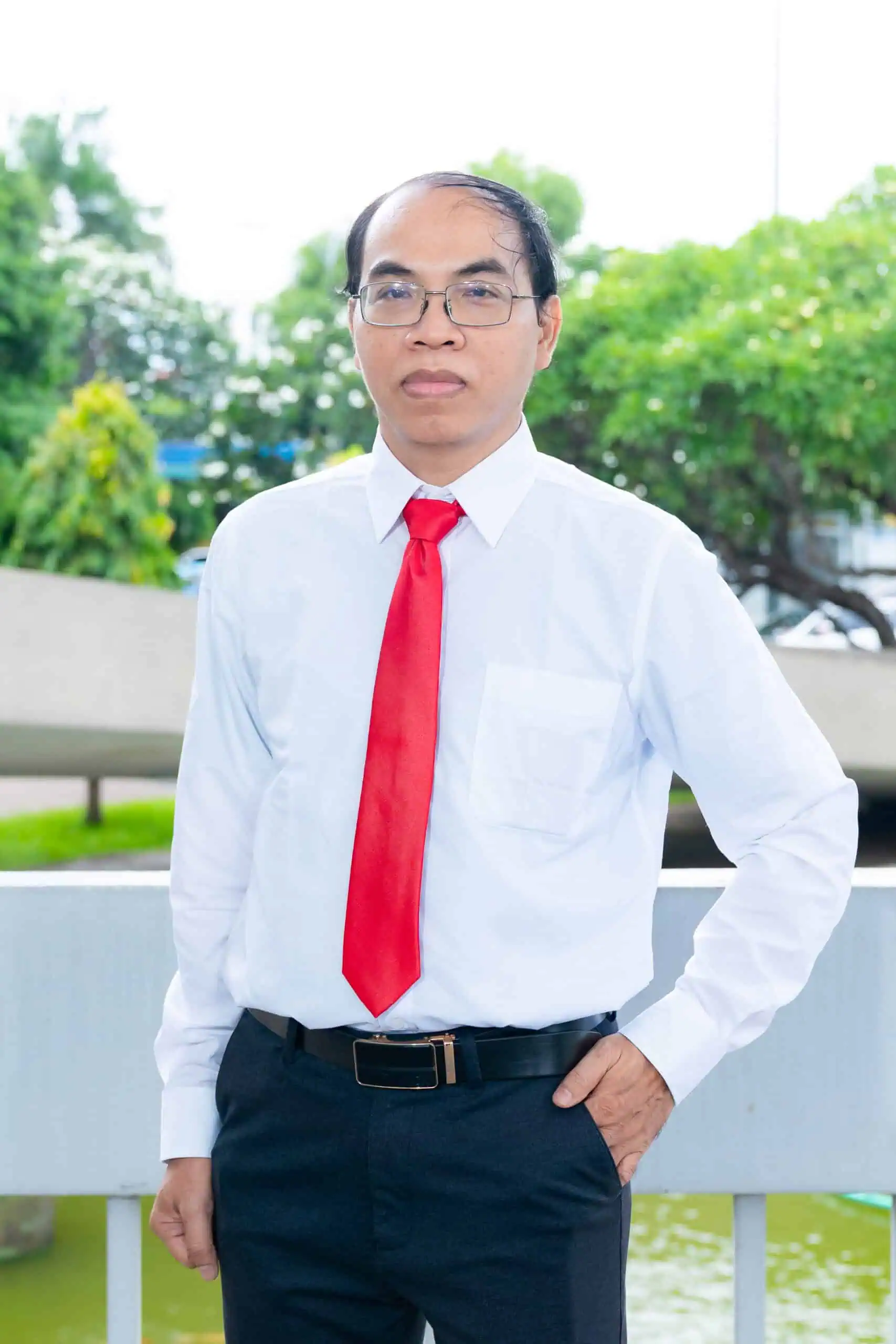 Bác sĩ tại Bệnh Viện Thống Nhất trong trang phục chuyên nghiệp, thể hiện sự tận tâm và chuyên môn ca.