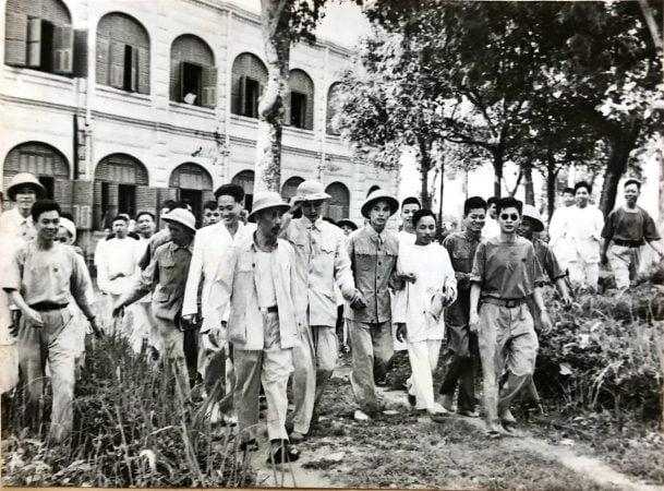 Chủ tịch Hồ Chí Minh thăm Bệnh viện Phủ Doãn (nay là bệnh viện Việt Đức), Hà Nội, ngày 13/6/1955. Ảnh: BTHCM