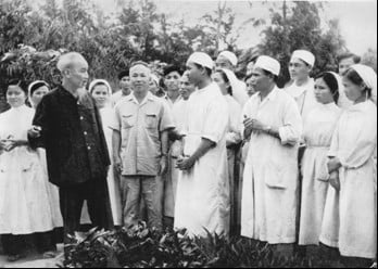 Chủ tịch Hồ Chí Minh thăm bệnh xá Vân Đình, tỉnh Hà Tây (nay là Hà Nội) ngày 20/4/1963. Người căn dặn cán bộ bệnh xá thực hiện “Lương y như từ mẫu”. Nguồn ảnh: Bảo tàng Hồ Chí Minh.