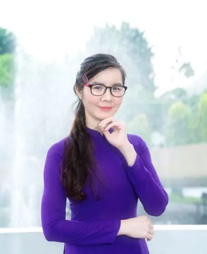 Hình nữ y tá tại Bệnh viện Thống Nhất, TP.HCM, nổi bật với trang phục màu tím và kiến thức y tế chuyên nghiệp.