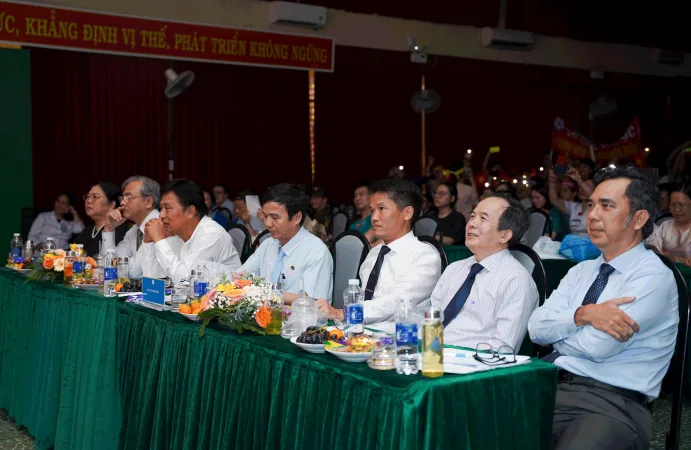 Ban giam khao hoi thi