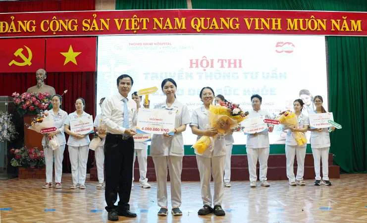 PGS.TS . Le Dinh Thanh trao gia nhat