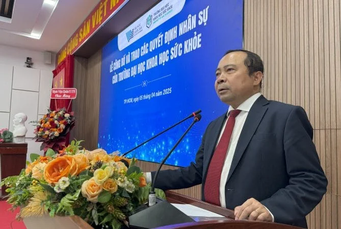 PGS.TS . Vu Hai Quan phat bieu tai buoi le