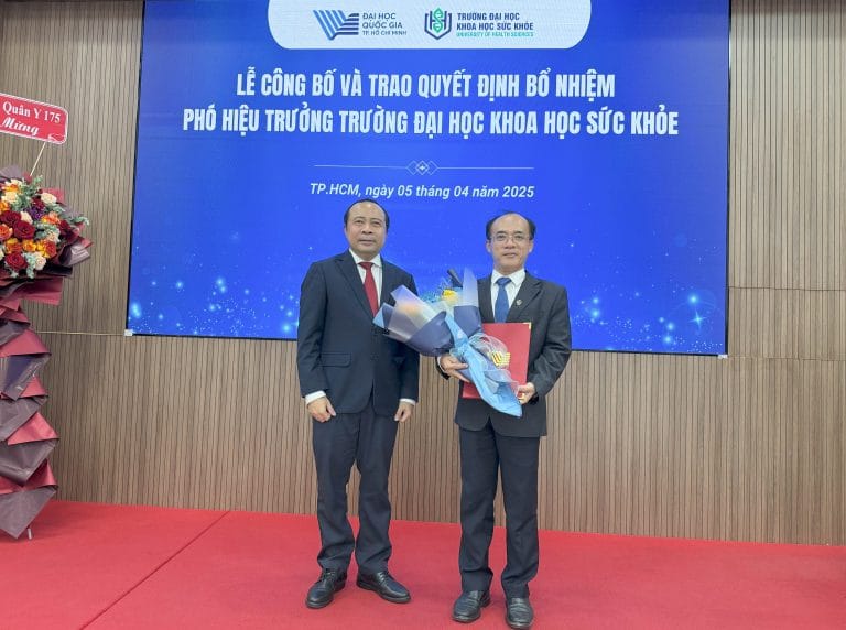 PGS.TS. Vũ Hải Quân trao quyết định bổ nhiệm cho PGS.TS