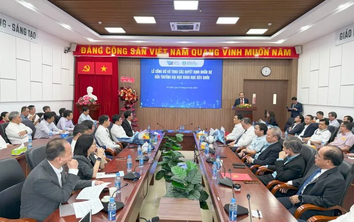 quang canh le cong bo va trao quyet dinh ve cong tac nhan su