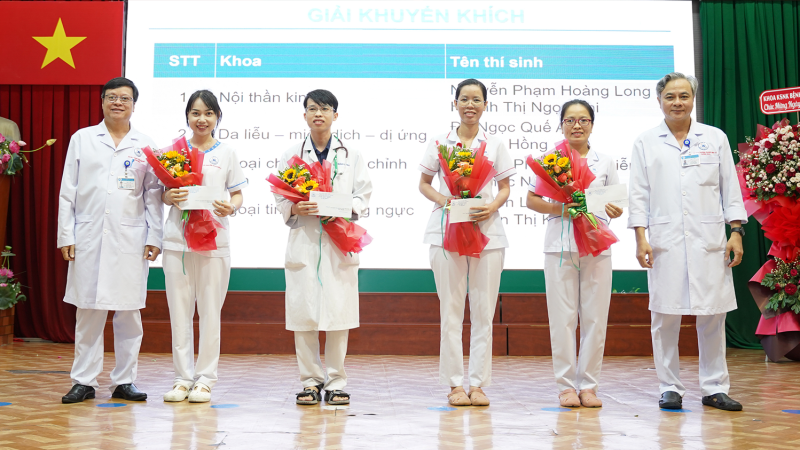 BS.CK2 . Truong Quang Anh Vu Chu tich Cong doan Benh vien cung BS.CK1 . Doan Xuan Quang Truong Khoa Kiem soat nhiem khuan trao giai khuyen khich
