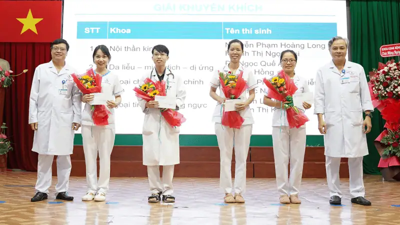 BS.CK2 . Truong Quang Anh Vu Chu tich Cong doan Benh vien cung BS.CK1 . Doan Xuan Quang Truong Khoa Kiem soat nhiem khuan trao giai khuyen khich