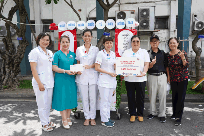 Ban to chuc trao giai mon an duoc yeu thich nhat cho lien quan cac khoa Ngoai Chan thuong chinh hinh Kham benh Da lieu mien dich di ung