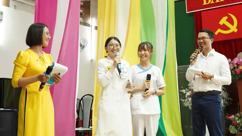 Cac doi du thi tra loi van dap cac cau hoi cua ban to chuc