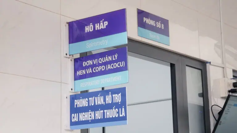 2. Alt text: Hình ảnh phòng tư vấn, hỗ trợ cai nghiện hút thuốc lá tại Bệnh viện Thống Nhất, TP.HCM.