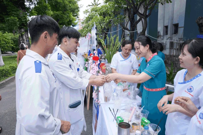 Doi ngu sinh vien tham gia chuong trinh