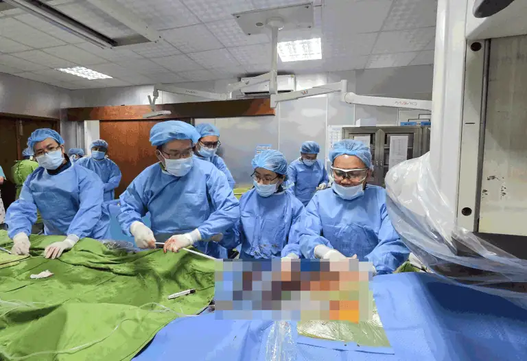 Đội-ngũ-y-bác-sĩ-thực-hiện-thủ-thuật-thay-van-động-mạch-chủ-qua-da