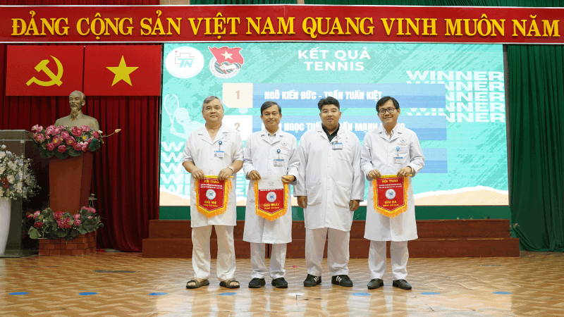 Lê Công Thuyên trao giải tennis