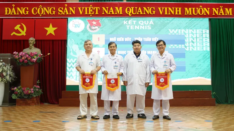 Lê Công Thuyên trao giải tennis
