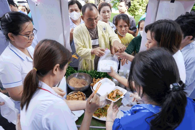 Dong dao nguoi benh dang dieu tri tai benh vien va than nhan trai nghiem am thuc tai cac gian hang