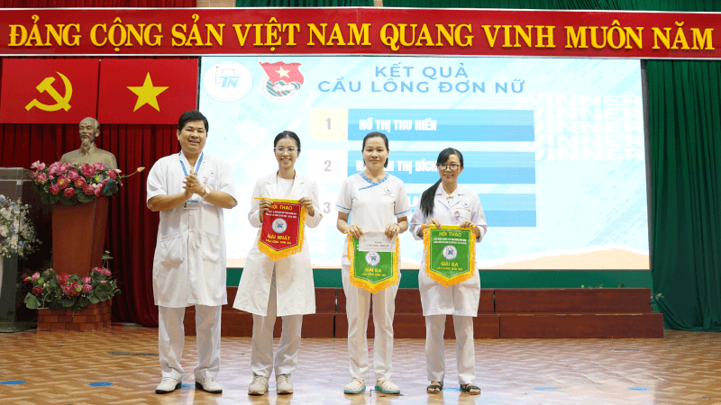 GS.TS Nguyễn Đức Công trao giải cầu lông đơn nữ