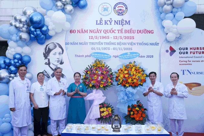 Lanh dao benh vien BCH Cong doan Benh vien trao hoa chuc mung doi ngu dieu duong benh vien