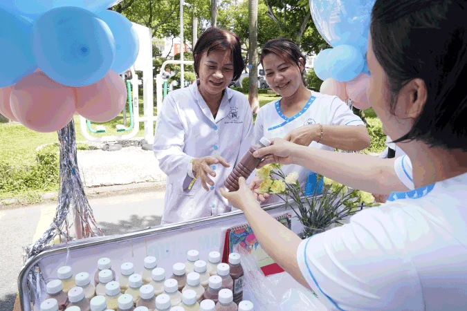 Nguoi benh dang dieu tri tai benh vien tham gia chuong trinh