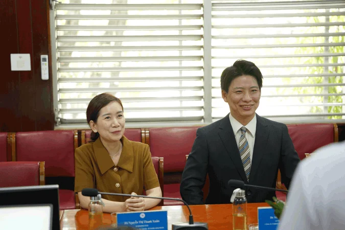 Ong Matsushita Yasushi Tong Giam doc Cong ty TNHH Dau tu Quoc te Ishii va phien dich vien