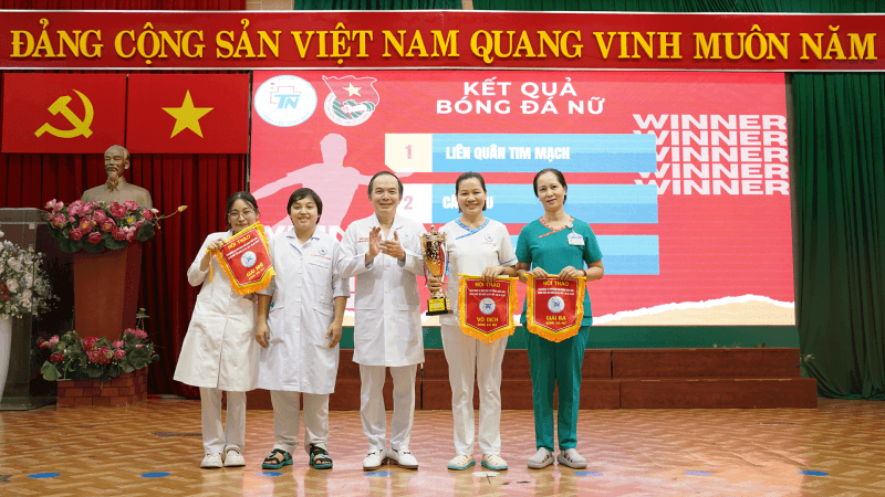 PGS.TS. Đỗ Kim Quế trao giải bóng đá nữ