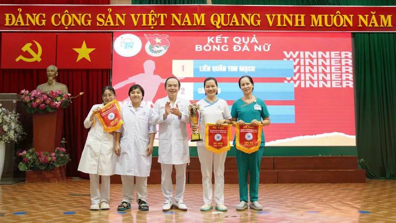 PGS.TS. Đỗ Kim Quế trao giải bóng đá nữ
