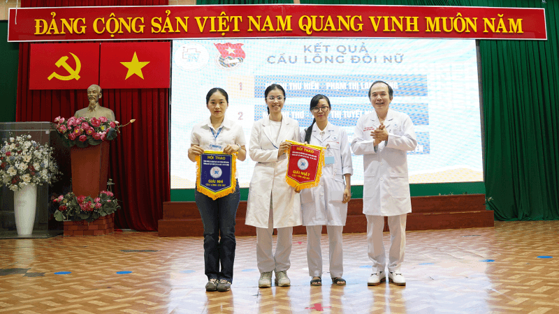 PGS.TS. Đỗ Kim Quế trao giải cầu lông đôi nữ