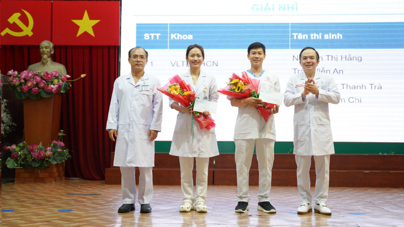 PGS.TS . Do Kim Que va PGS.TS . Vo Thanh Toan trao giai nhi cho Khoa Vat ly tri lieu Phuc hoi chuc nang va Khoa Noi than – loc mau