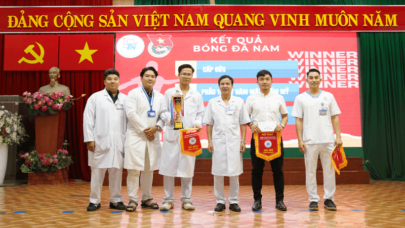 PGS.TS. Lê Đình Thanh trao giải bóng đá Nam