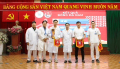 PGS.TS . Le Dinh Thanh Giam doc Benh vien trao giai bong da Nam cho dai dien cac tap the