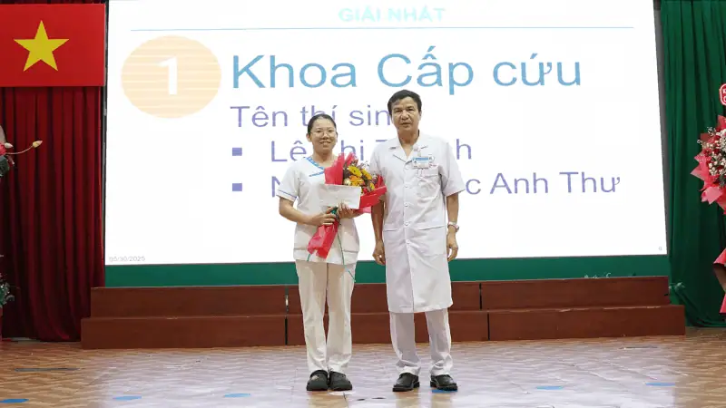 PGS.TS . Le Dinh Thanh Giam doc Benh vien trao giai nhat cho Khoa Cap cuu