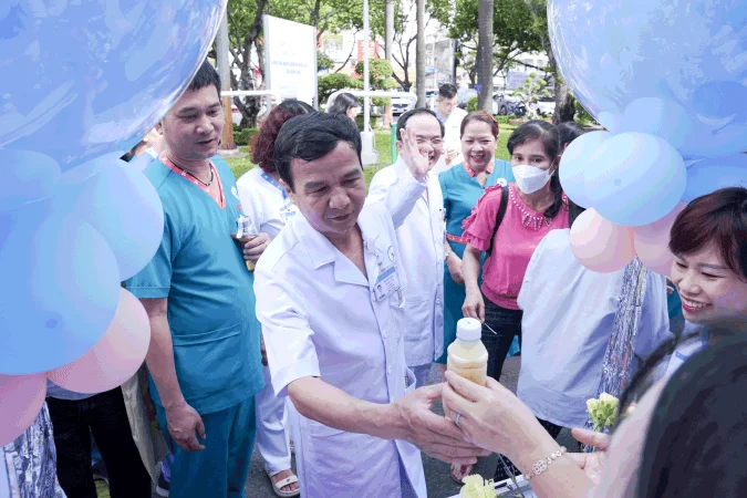 PGS.TS . Le Dinh Thanh cung PGS.TS . Do Kim Que ThS.CK2 . Nguyen Thi Tien tham quan gian hang am thuc