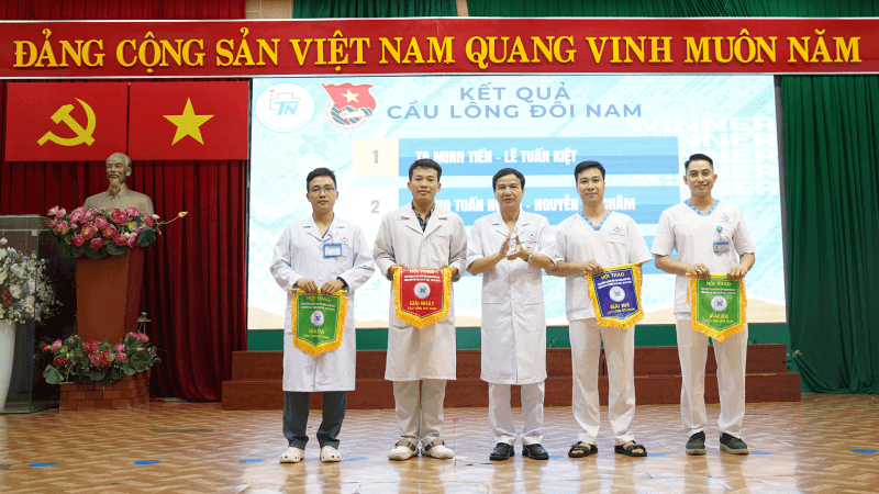 PGS.TS. Lê Đình Thanh trao giải cầu lông đôi nam