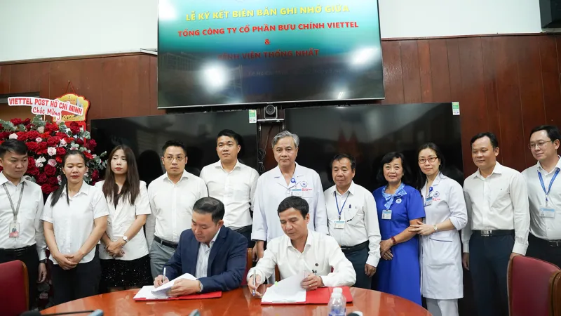 PGS.TS . Le Dinh Thanh va ong Duong Minh Thang ky ket bien ban ghi nho