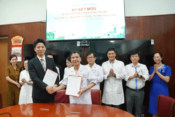 PGS.TS . Le Dinh Thanh va ong Matsushita Yasushi trao bien ban ghi nho