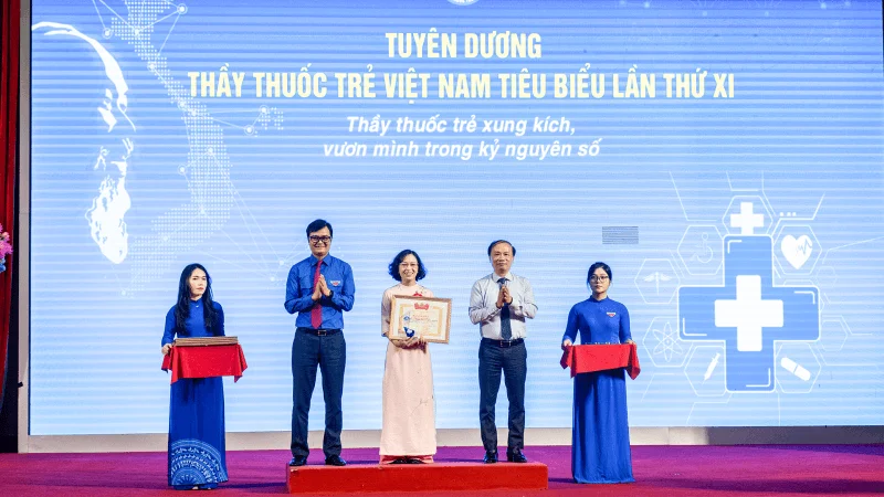 Pho Truong Ban Tuyen giao va Dan van Trung uong Pham Tat Thang cung Bi thu thu nhat Trung uong Doan Bui Quang Huy trao tang Bang khen va ky niem chuong Thay thuoc tre tieu bieu Viet N