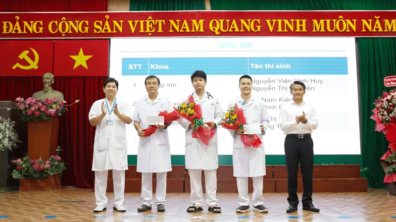ThS. Nguyen Quang Vinh cung GS.TS . Nguyen Duc Cong Chu tich hoi dong Chuyen mon Bao ve suc khoe Can bo phia Nam trao giai ba cho Khoa Loan Nhip tim Noi Co xuong khop Tham do chuc nang noi soi