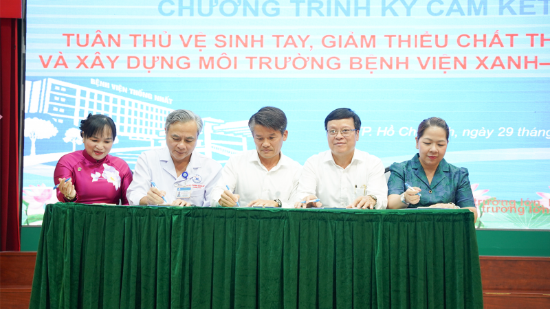 ThS. Nguyen Quang Vinh cung dai dien cac khoa phong ky cam ket giam thieu chat thai nhua va xay dung moi truong benh vien xanh – sach – dep