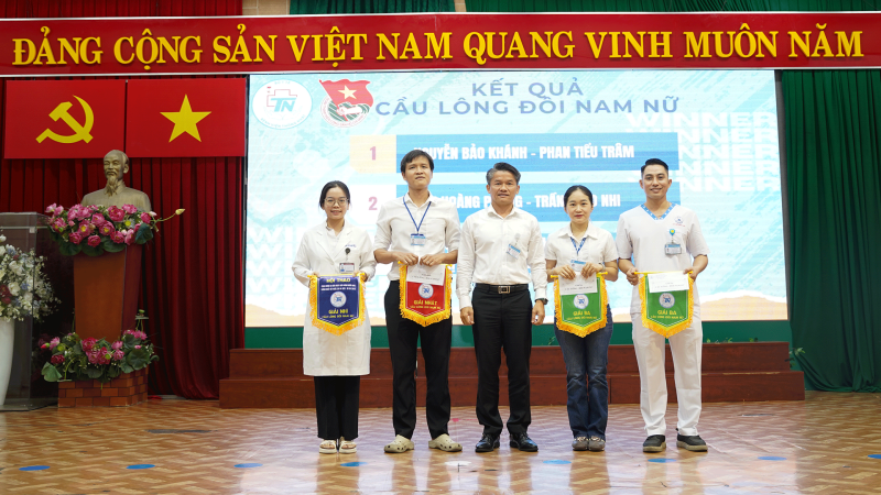 ThS. Nguyễn Quang Vinh trao giải cầu lông đôi nam nữ