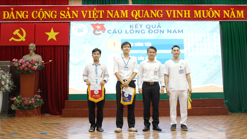 ThS. Nguyễn Quang Vinh trao giải cầu lông đơn nam