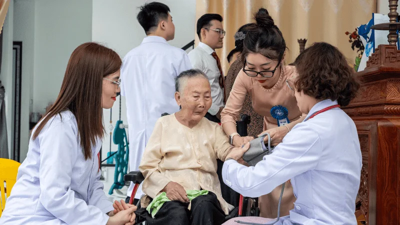 ThS.BS Nguyen Thi Thao Suong cung doan Thay thuoc tre Viet Nam tham tang qua Me VNAH Nguyen Thi Thanh ngu xa Lien Phuong TP. Hung Yen tinh Hung Yen 1