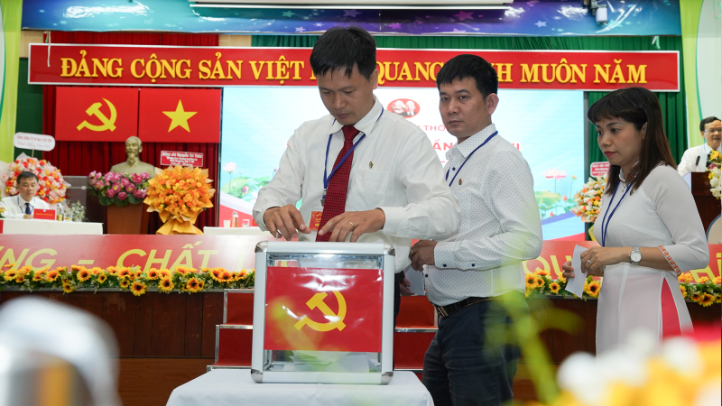 Doan Chu tich bo phieu bau Ban Chap hanh nhiem ky moi 3