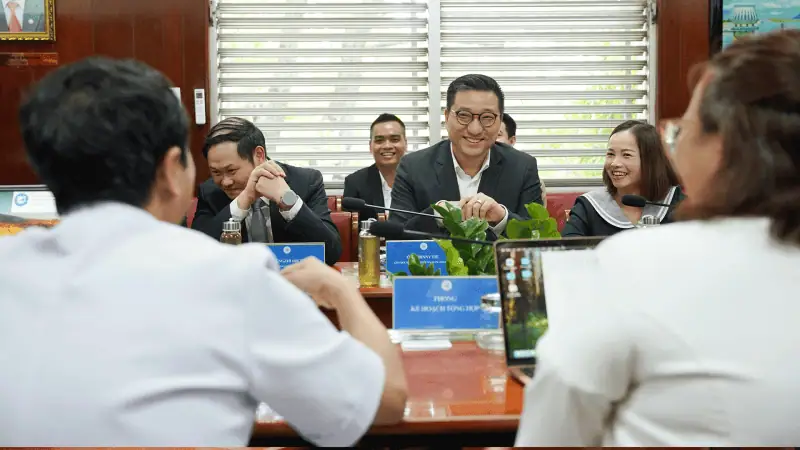 Ong Johnny Tse phat bieu tai buoi lam viec 2