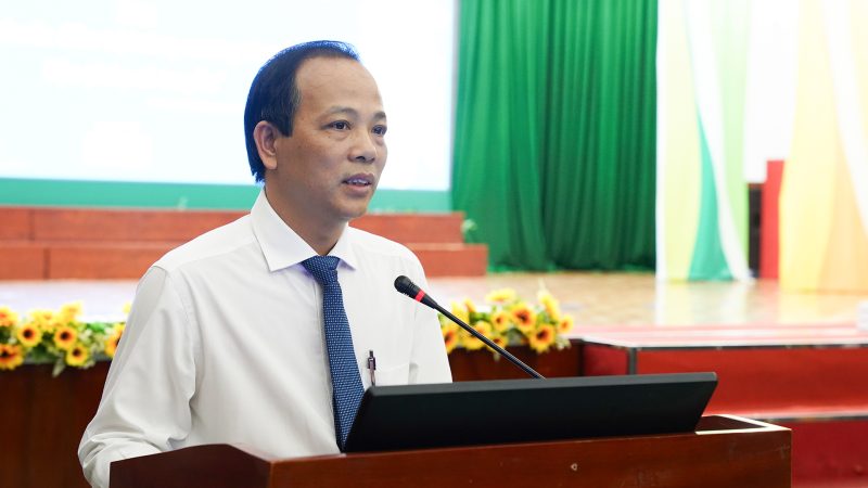 BS.CK2 . Hoang Quoc Nam trinh bay tham luan tai buoi sinh hoat