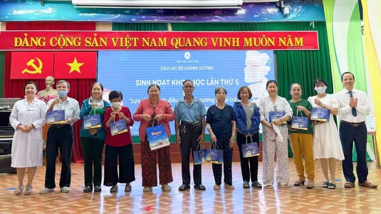 BS.CK2.-Hoàng-Quốc-Nam-và-ThS.BS-Trần-Thu-Nga-trao-quà-cho-các-thành-viên-may-mắn-trong-buổi-sinh-hoạt