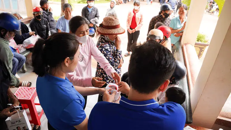 Benh vien Thong Nhat kham benh phat thuoc cho 800 nguoi dan Dak Lak